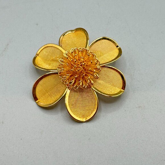Vintage Mesh Flower Brooch Gold Tone Round Domed Pin with Petals Floral Design - Picture 2 of 5